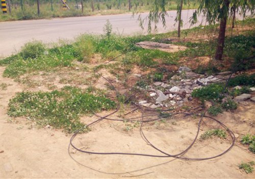 記者前往現(xiàn)場采訪時,落地電纜仍未修正